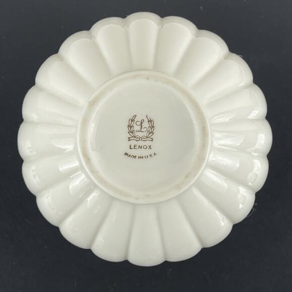 Vintage Lenox Sweetbriar Cream Ribbed Bud Vase With Gold Trim - Picture 4 of 6